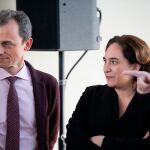 La alcaldesa de Barcelona con Pedro Duque ayer en la visita al nuevo centro tecnológico del Consorcio de la Zona Franca de Barcelona tras presentar su lista / Efe