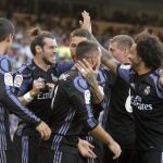 Los jugadores del Real Madrid celebran el gol de Bale (2i), ante la Real Sociedad