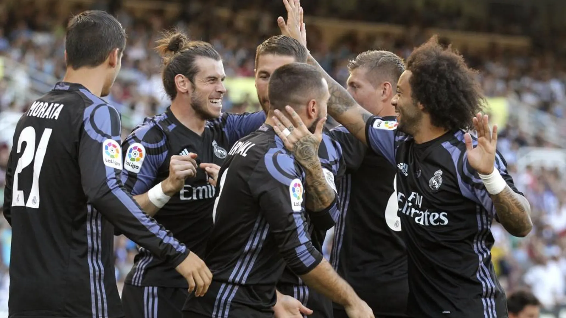 Los jugadores del Real Madrid celebran el gol de Bale (2i), ante la Real Sociedad