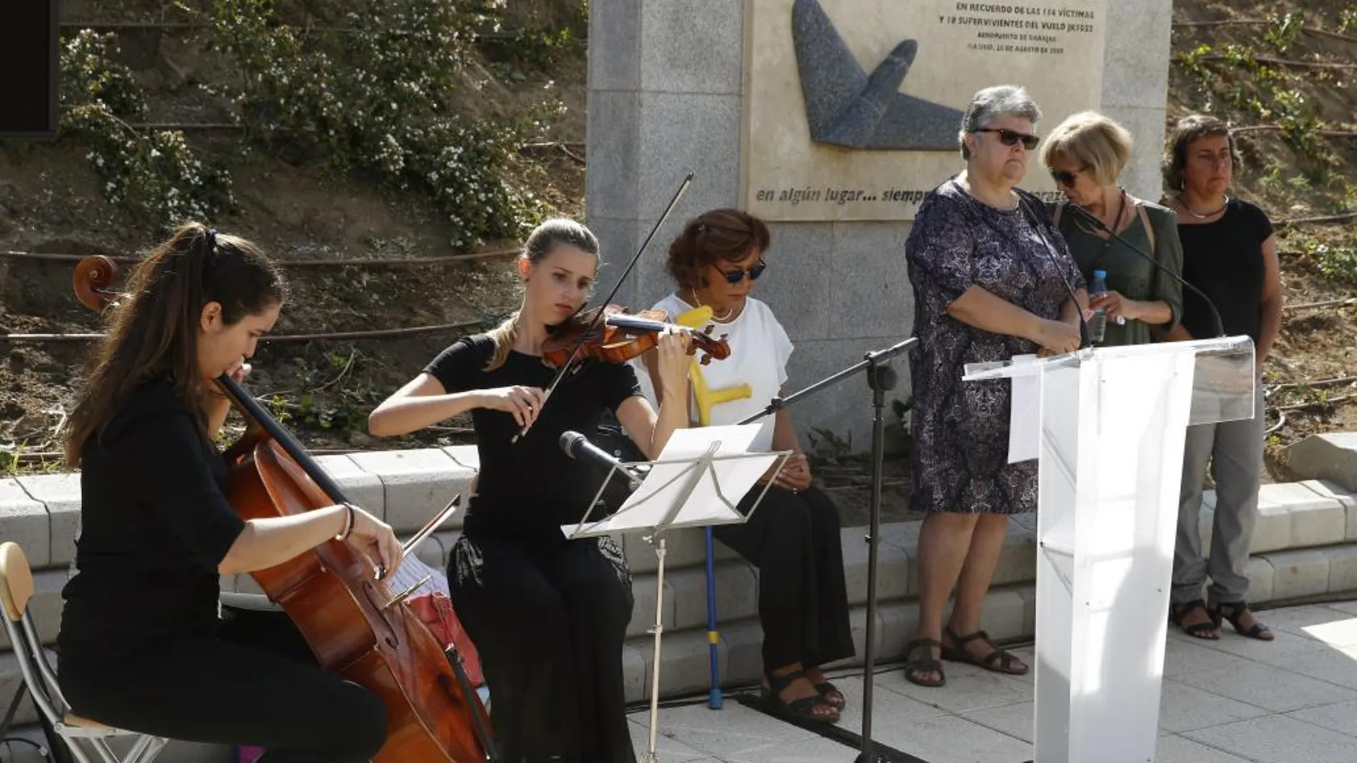 La presidenta de la Asociación de Afectados del Vuelo JK5022, Pilar Vera (3d), junto a familiares de las víctimas, durante el homenaje ante el monumento situado en el Parque Juan Carlos I de Madrid.