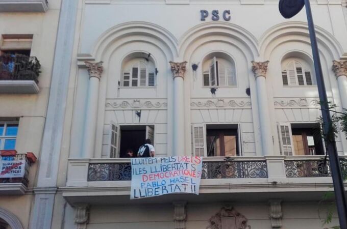 En grupo de apoyo a Hasel, en la sede del PSC/@LlibertatHasel