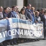 Concentración de rechazo a la violencia de género, ayer en Salamanca, encabezada por su alcalde, Alfonso Fernández Mañueco