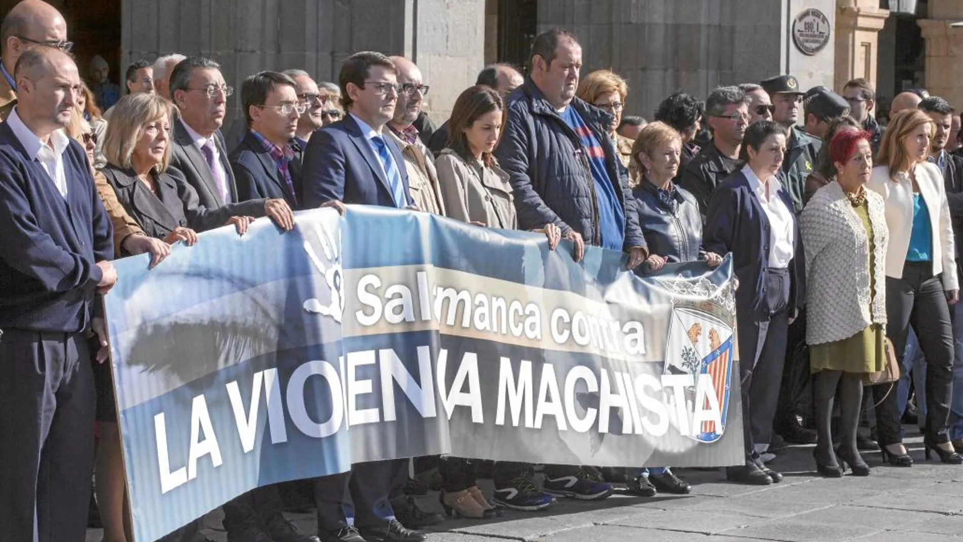 Concentración de rechazo a la violencia de género, ayer en Salamanca, encabezada por su alcalde, Alfonso Fernández Mañueco