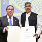 Satyarthi posa con el rector de la Universidad Pablo de Olavide, Vicente Guzmán