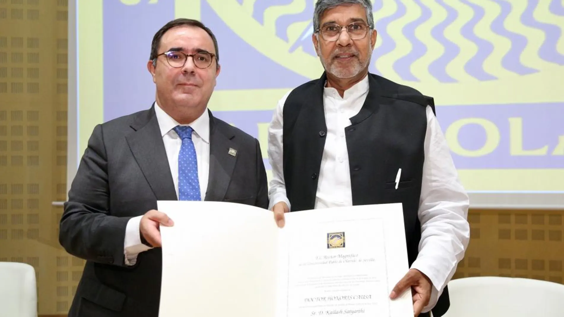 Satyarthi posa con el rector de la Universidad Pablo de Olavide, Vicente Guzmán
