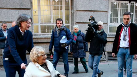 Diciembre 2018: Tras una nueva caída, Carmena se rompe un tobillo y es operada el día 26 pero una infección la obliga a volver a ingresar y recibir el año desde el hospital