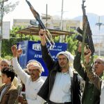 Partidarios de los rebeldes huties protestan contra el colapso humanitario y económico en Saná (Yemen)