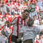 Aritz Aduriz y el defensa francés del Sevilla Lionel Carole pelean un balón. EFE/MIGUEL TOÑA