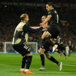 Ben Yedder celebra con sus compañeros tras anotar un gol hoy