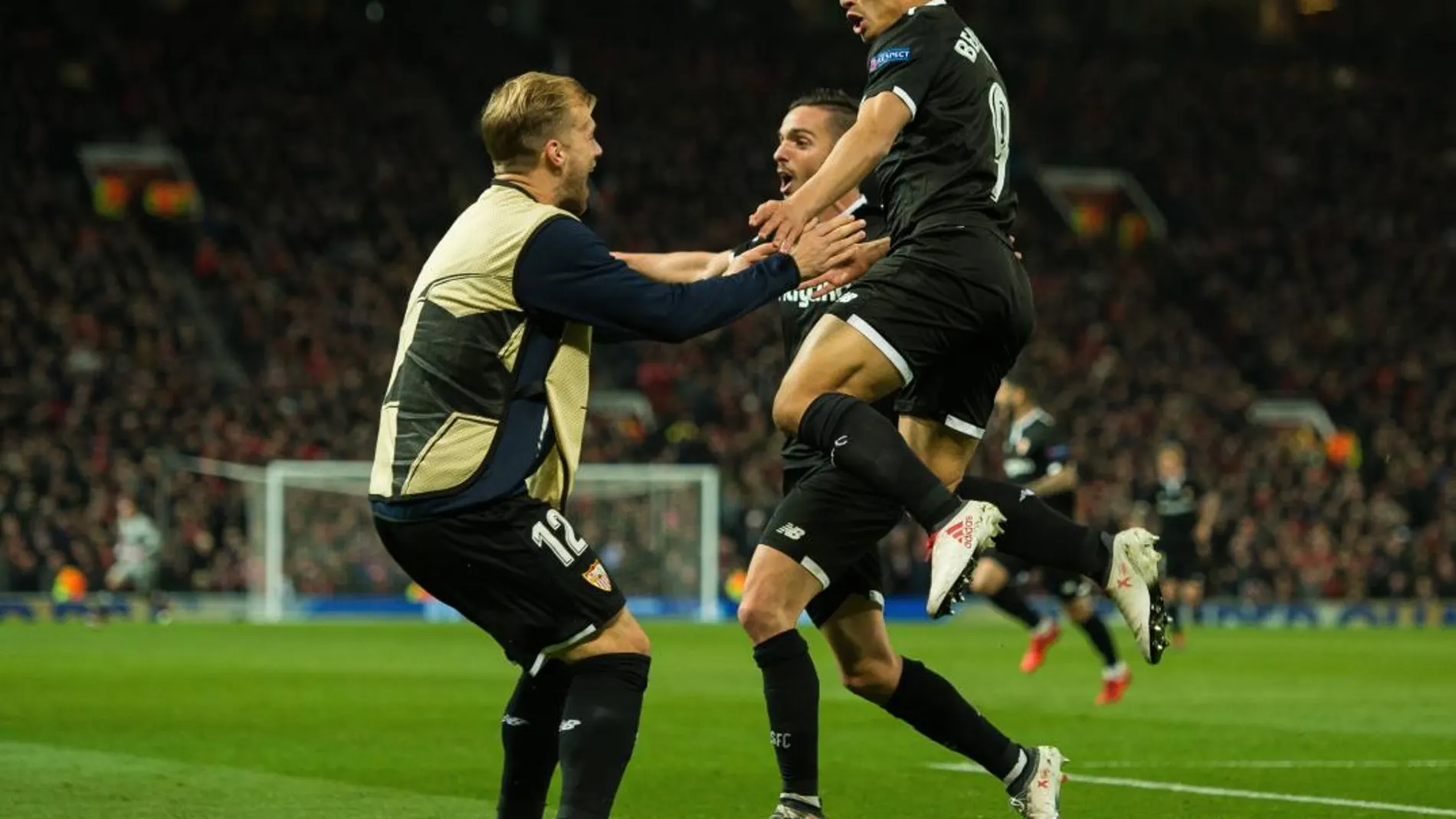 Ben Yedder celebra con sus compañeros tras anotar un gol hoy