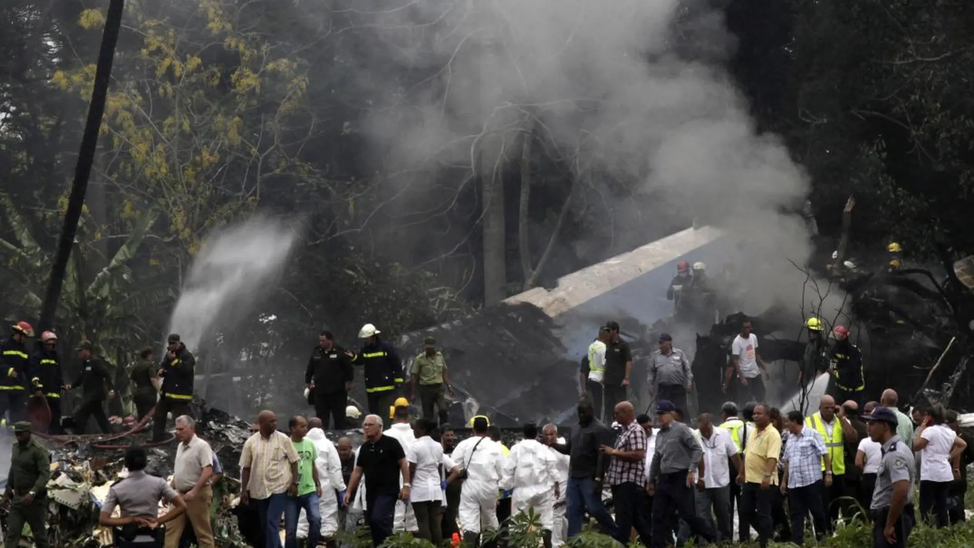 El presidente cubano Miguel Diaz-Canal, entre los servicios de emergencia junto al avión siniestrado/Foto: Ap