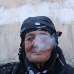 Primer cigarro que se ha podido fumar en dos años esta mujer sin miedo a recibir latigazos