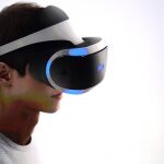 Un joven con gafas de realidad virtual / Efe