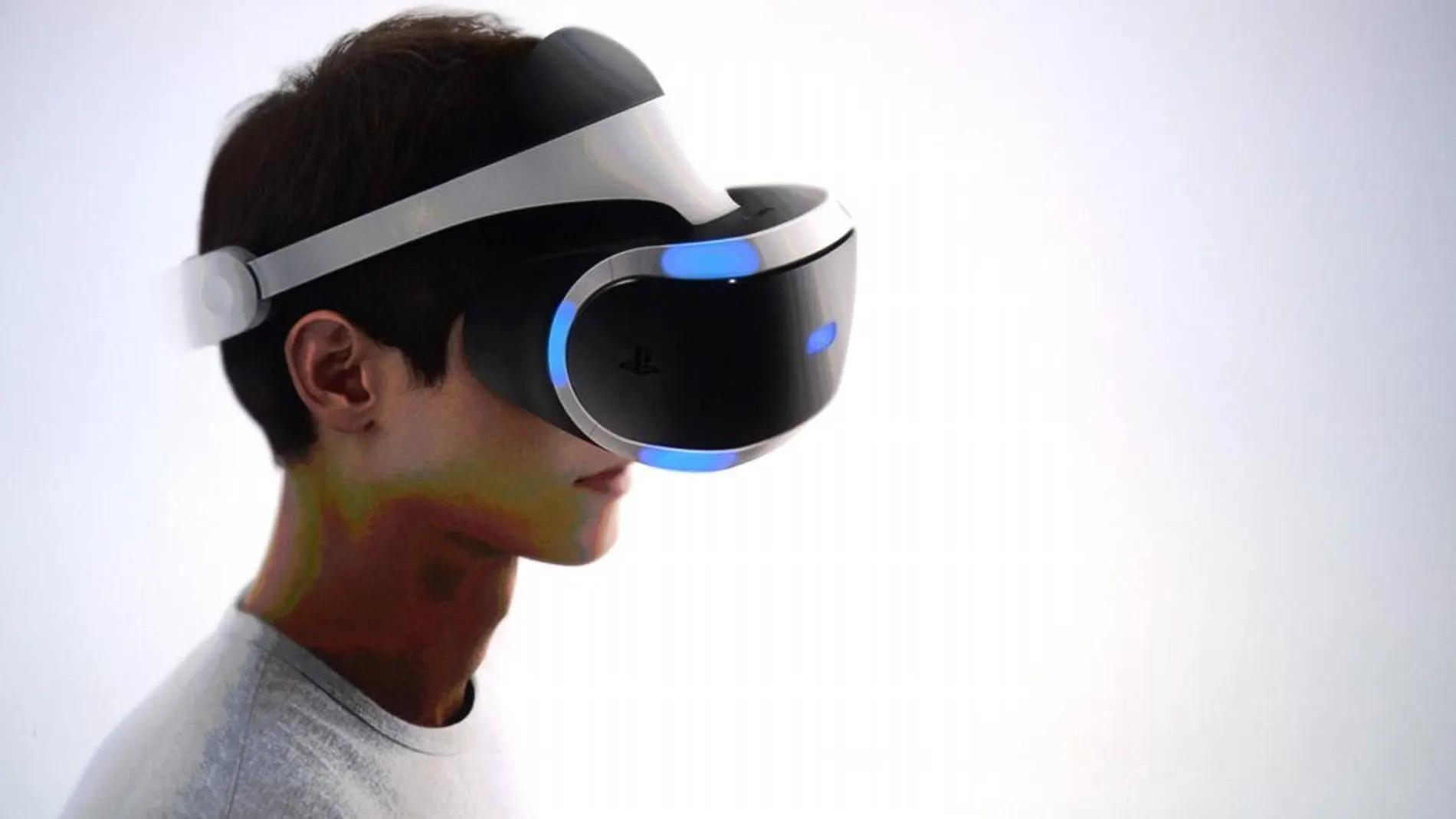 Un joven con gafas de realidad virtual / Efe