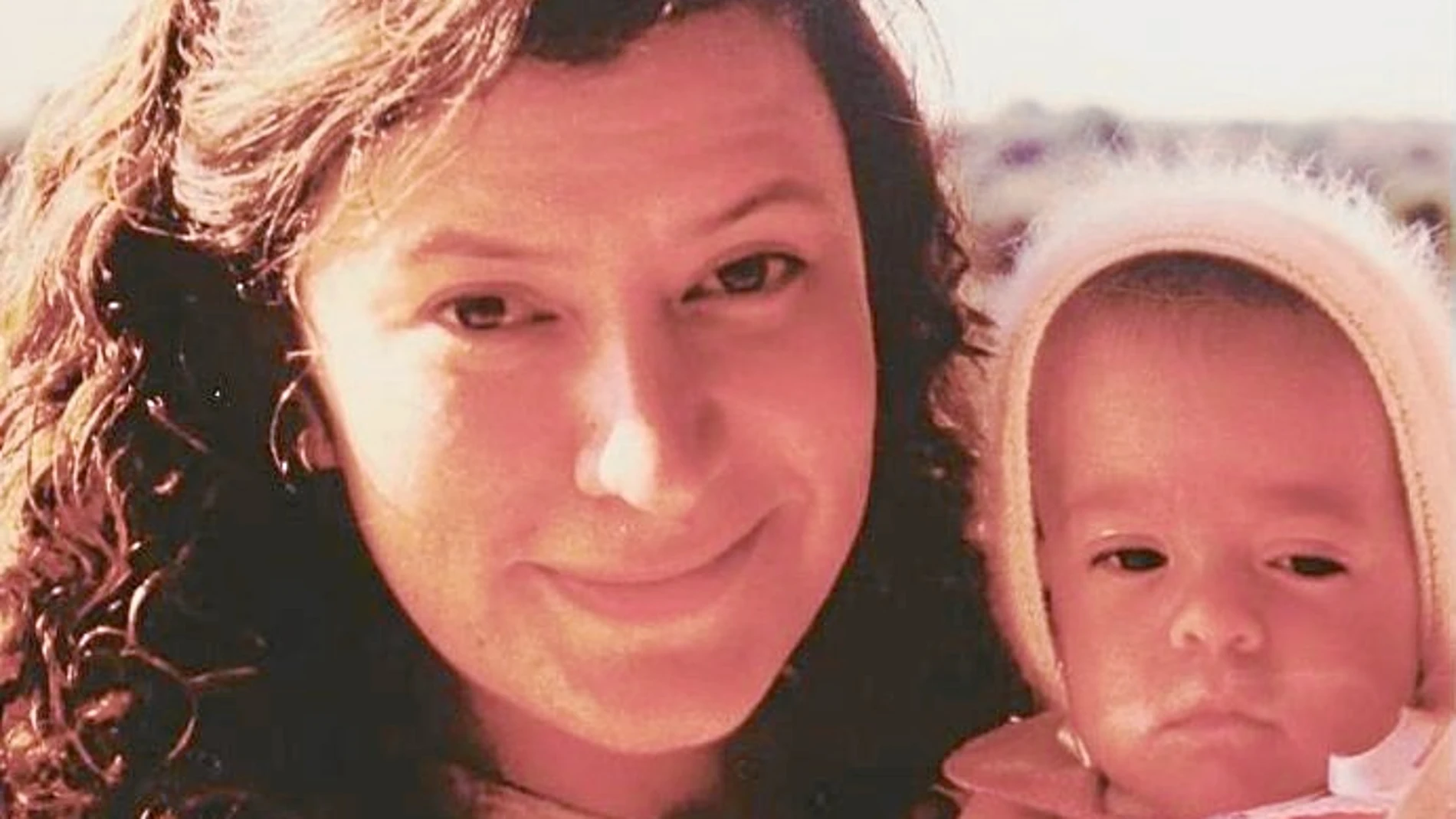 Diana, en brazos de su madre, cuando era un bebé