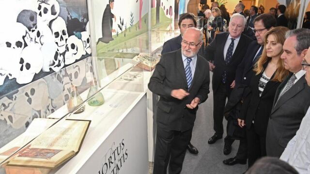 La directora general de Políticas Culturales, Mar Sancho, junto al empresario Méndez Pozo y Juan Luis Arsuaga, entre otros, recorre la exposición