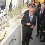 La directora general de Políticas Culturales, Mar Sancho, junto al empresario Méndez Pozo y Juan Luis Arsuaga, entre otros, recorre la exposición