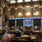 Un panel informativo muestra la evolución del principal indicador de la Bolsa española, el IBEX 35