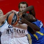 El pívot del Maccabi Electra Shawn James (d) y los jugadores del Real Madrid Jaycee Carroll (i) y Sergio Rodríguez, durante el primer partido de cuartos de final de la Euroliga.