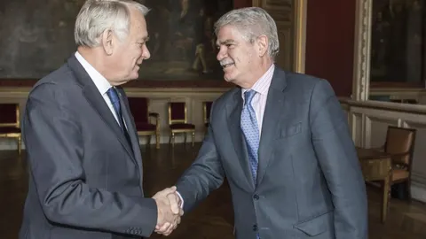 El ministro galo de Exteriores, Jean-Marc Ayrault, da la bienvenida al ministro español de Exteriores, Alfonso Dastis, antes de su reunión en París