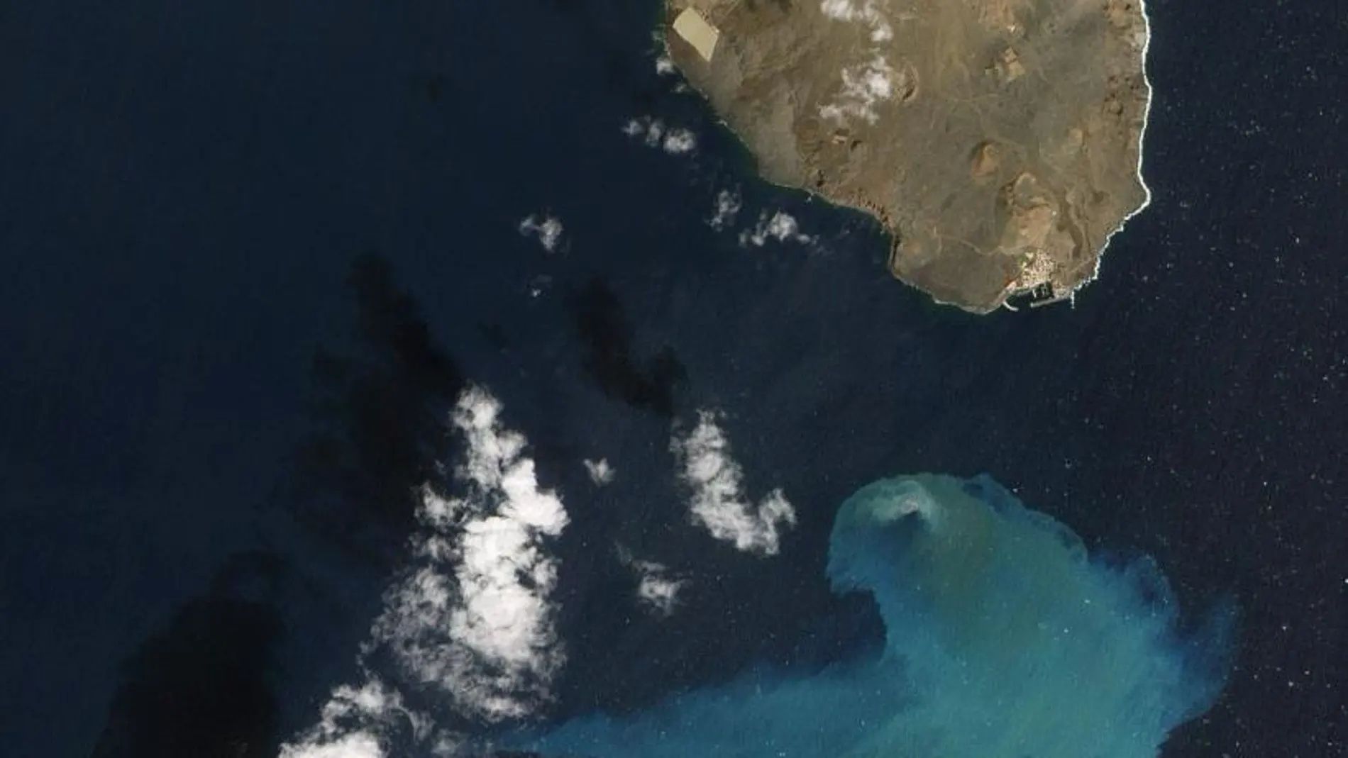 Imagen desde el satélite del volcán de El Hierro (NASA)