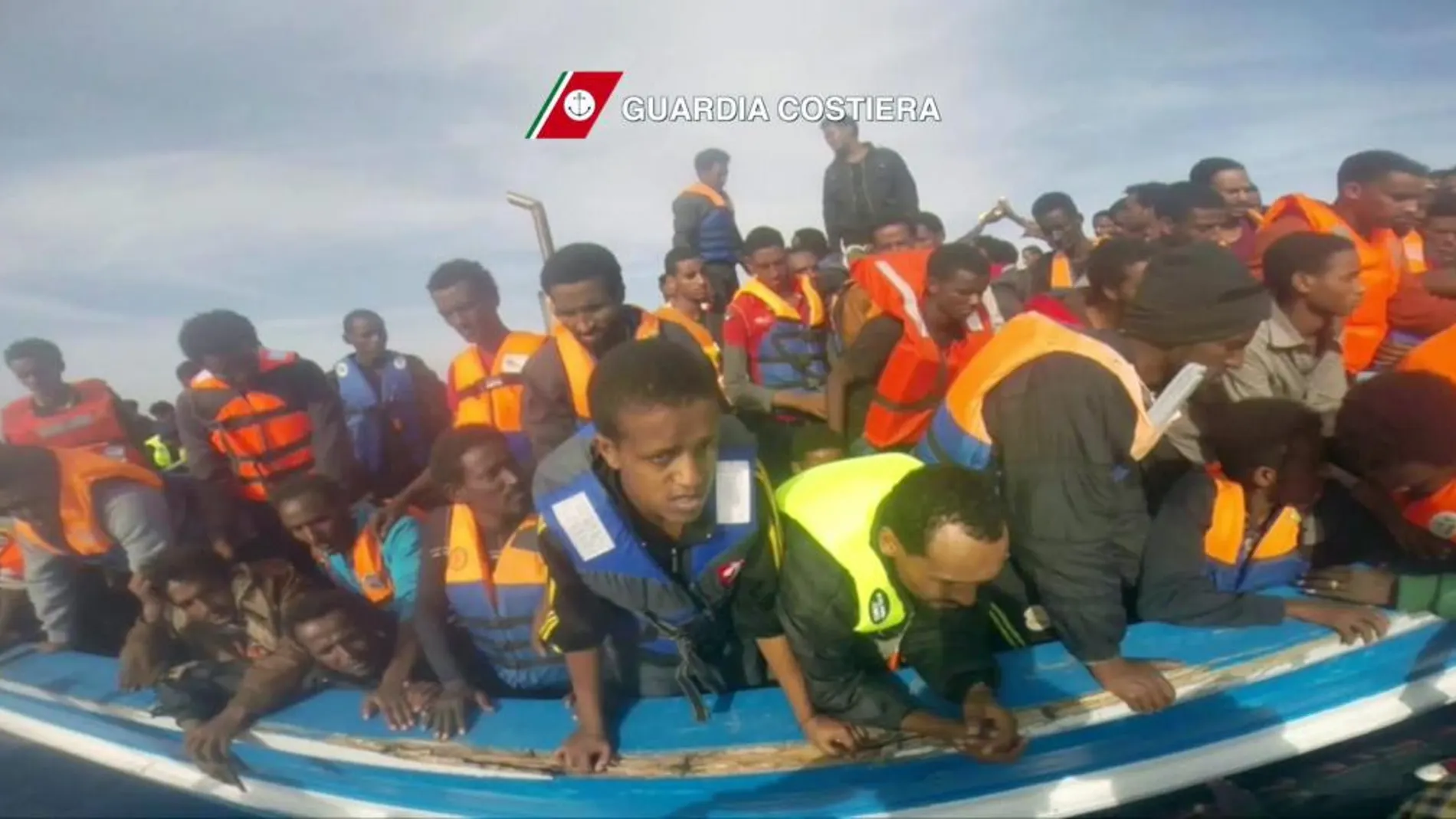 Imagen de un grupo de inmigrantes rescatados en la costa itailiana por la Guardia Costera