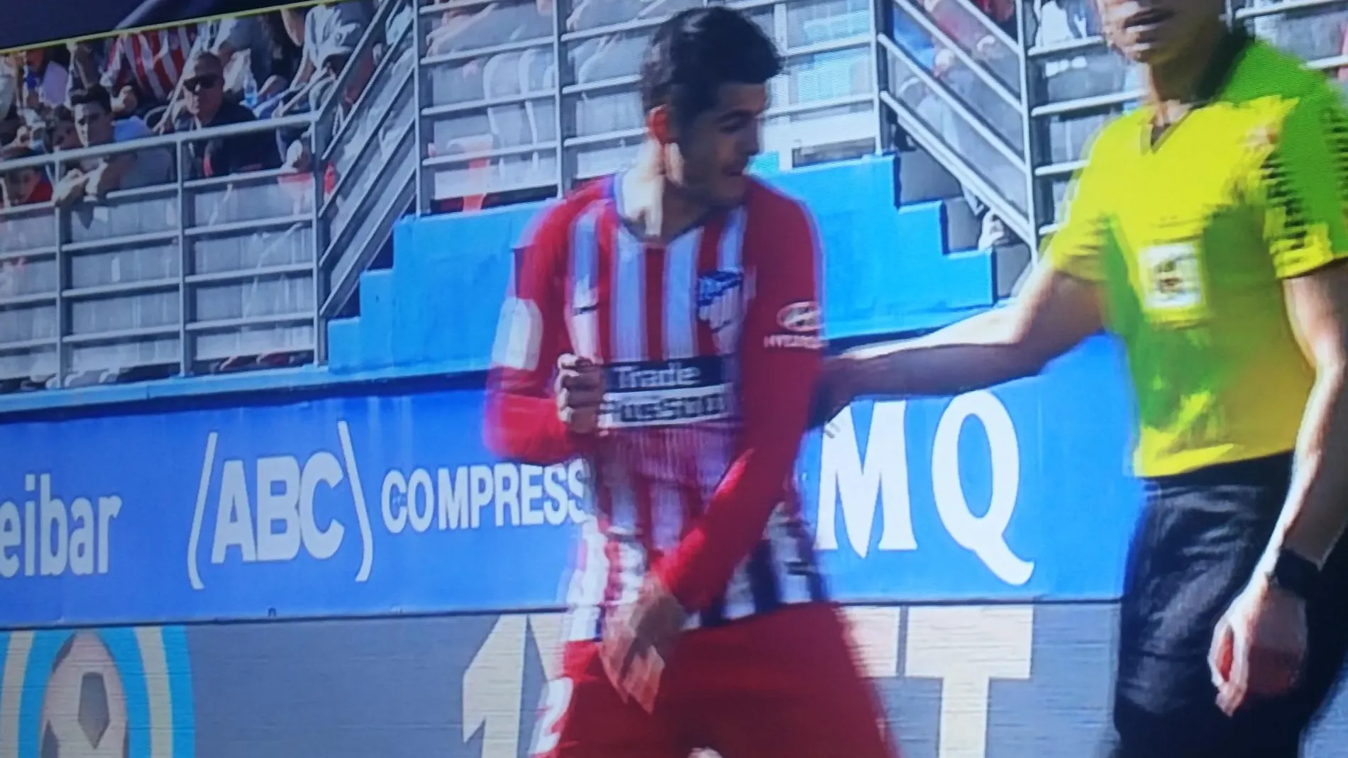 Morata, con el árbitro en el Eibar-Atlético