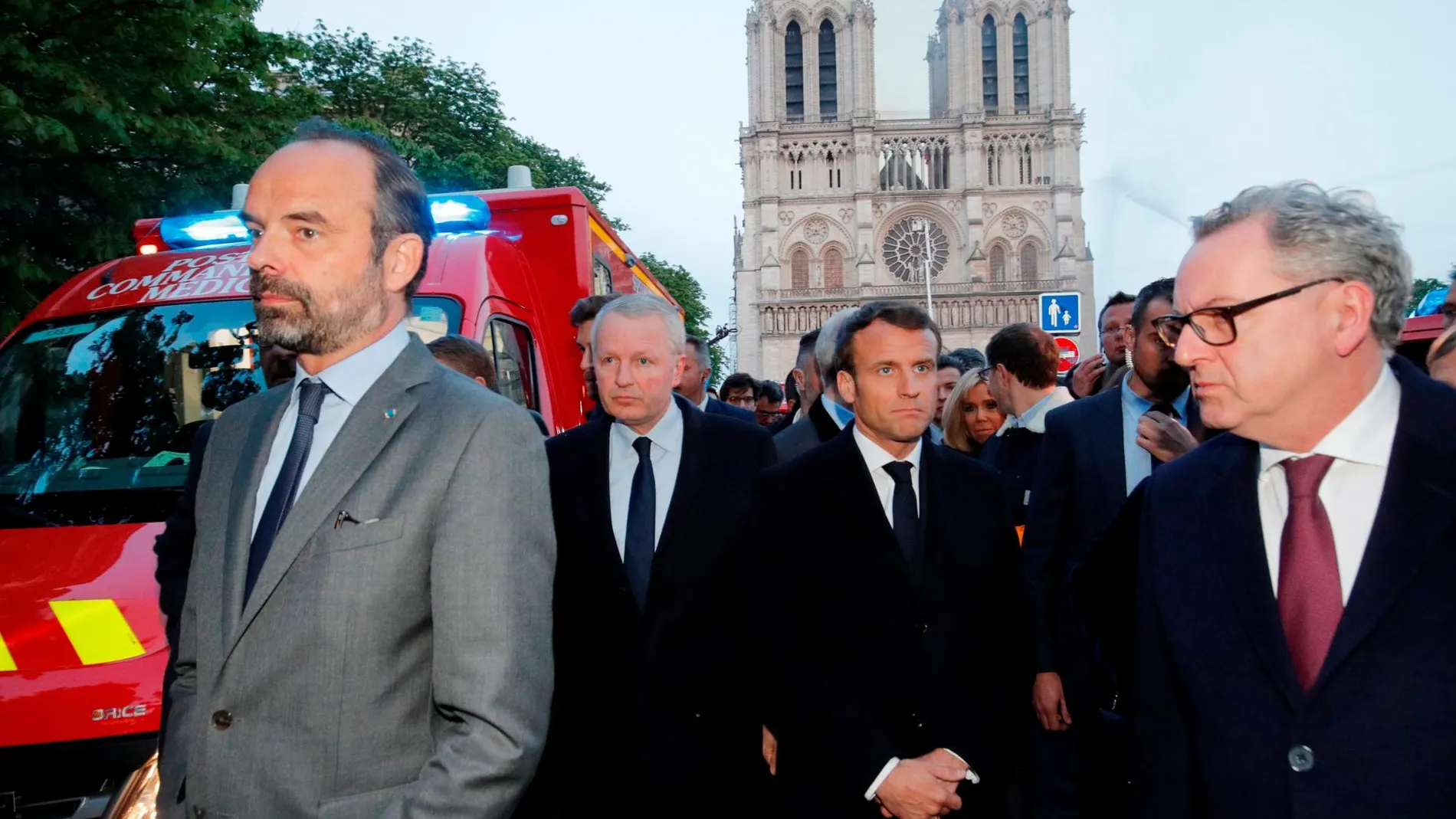 El presidente francés Emmanuel Macron se reúnen cerca de la Catedral de Notre Dame este lunes, en París (Francia)