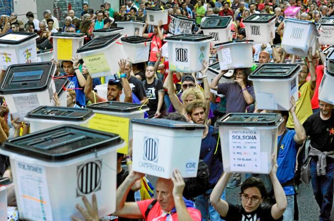 Movilización independentista con las urnas que se usaron para el referéndum ilegal del 1-O