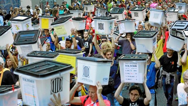 Movilización independentista con las urnas que se usaron para el referéndum ilegal del 1-O