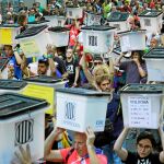 Movilización independentista con las urnas que se usaron para el referéndum ilegal del 1-O
