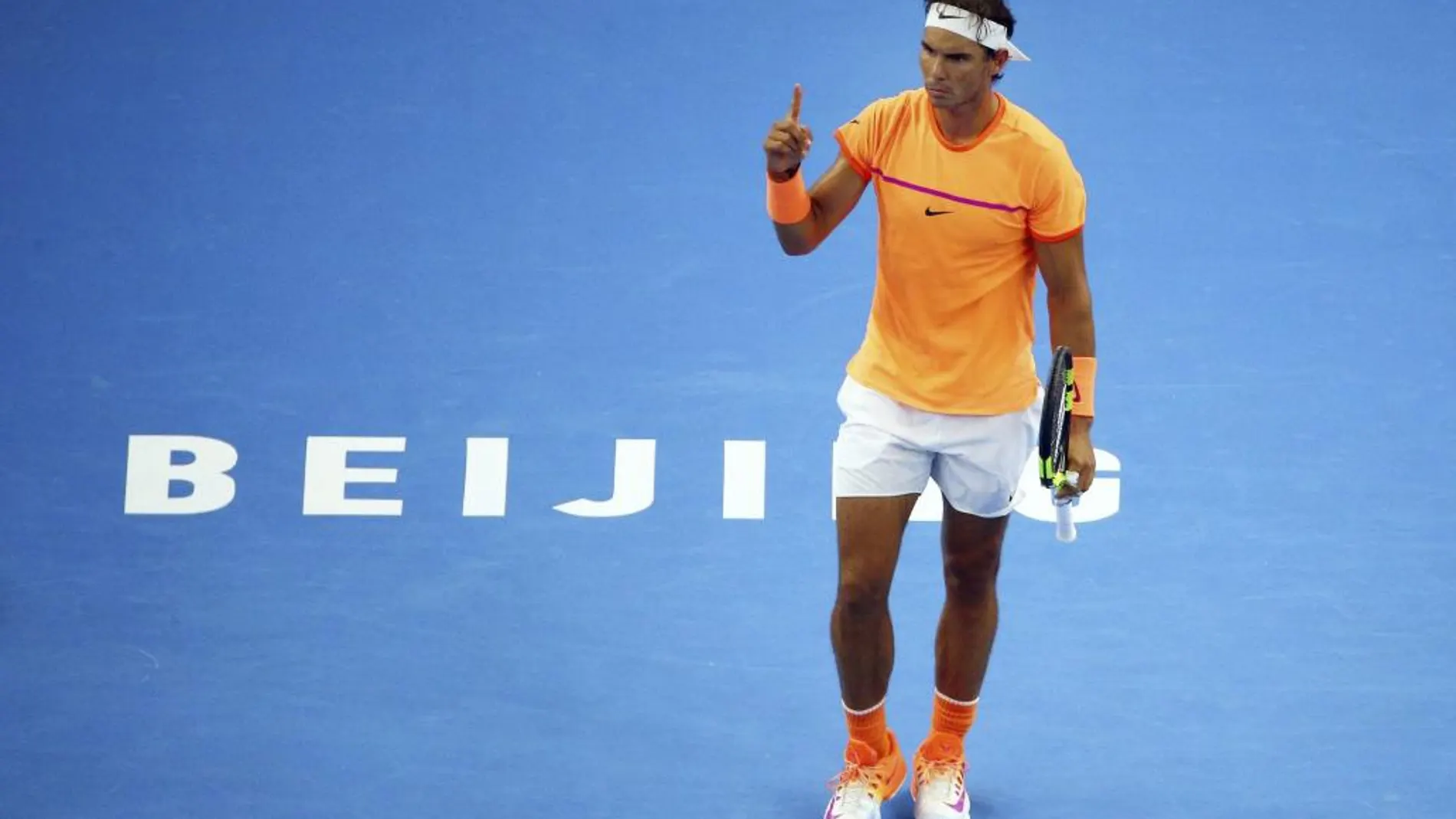 El tenista español Rafael Nadal celebra un punto ante el francés Adrian Mannarino durante el partido de octavos de final del Abierto de China de Pekín