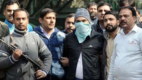 Agentes de policía indios escoltan a Abdul Subhan Qureshi, supuesto cerebro de los atentados perpetrados en 2008 en el estado de Gujarat que causaron 49 muertos y 145 heridos