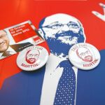 Merchandising y propaganda de campaña del candidato socialdemócrata, Martin Schulz, antes de un acto electoral en Abensberg (Baviera)