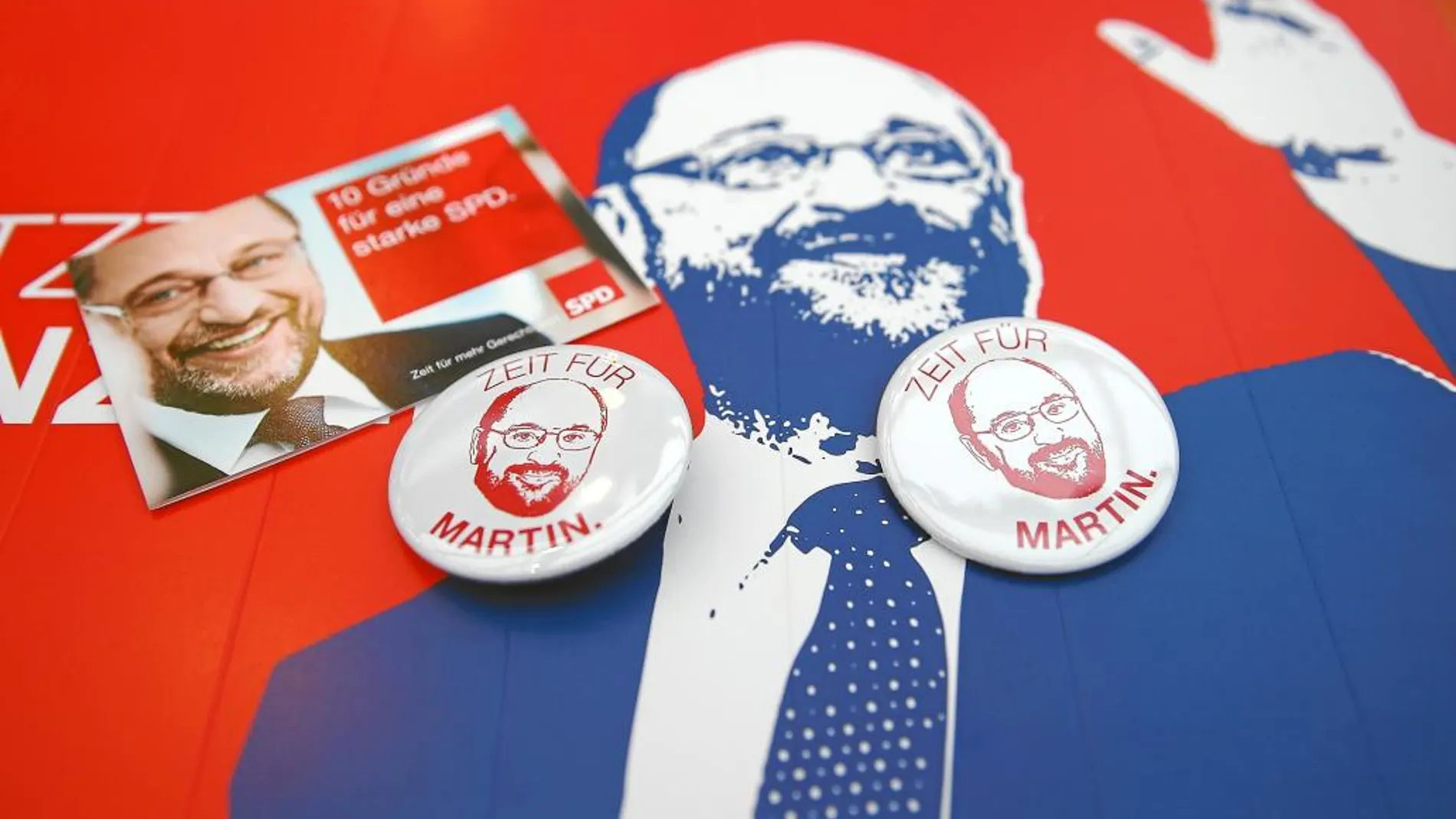 Merchandising y propaganda de campaña del candidato socialdemócrata, Martin Schulz, antes de un acto electoral en Abensberg (Baviera)