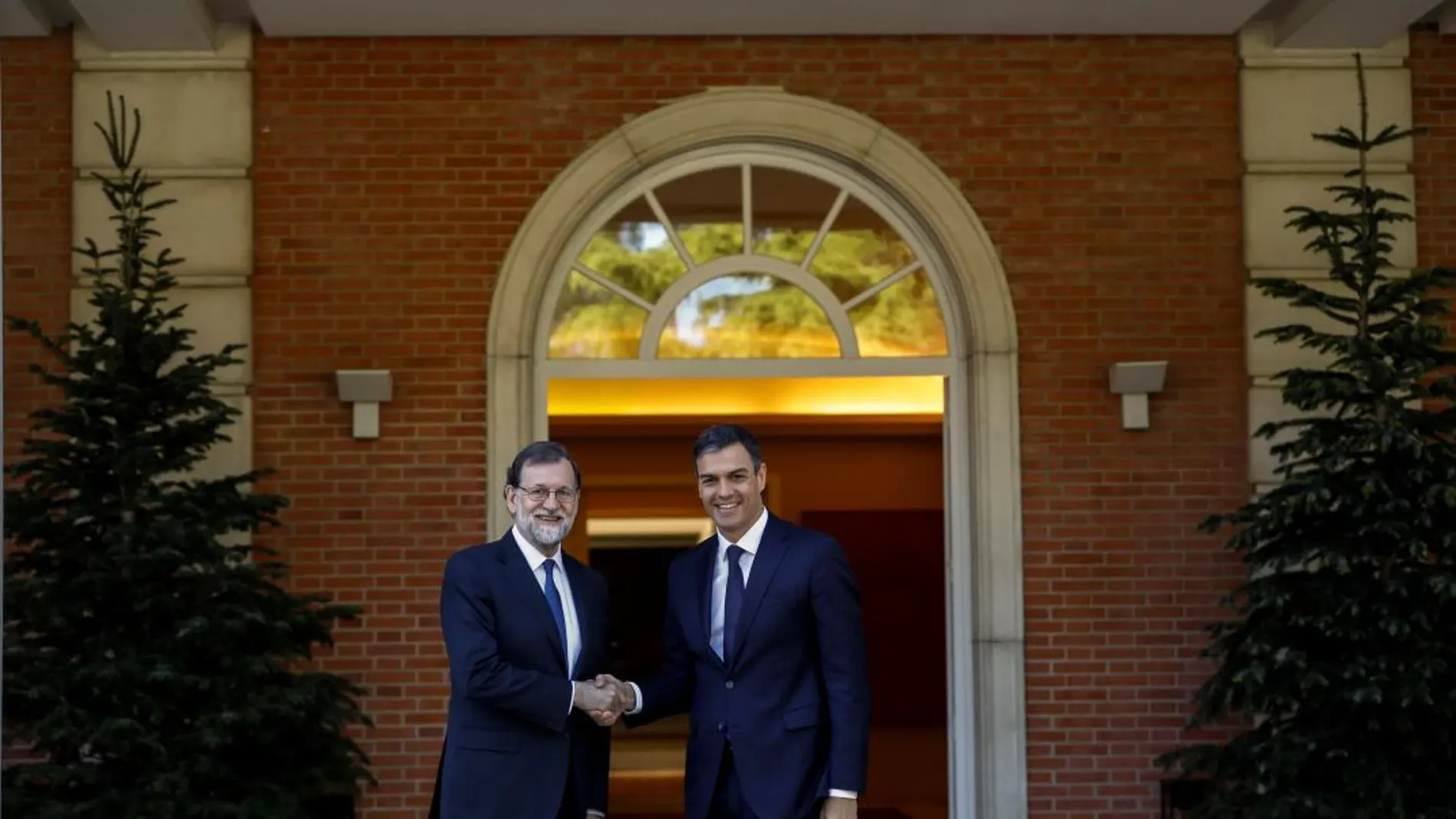 El presidente del Gobierno, Mariano Rajoy (i), y el líder del PSOE, Pedro Sánchez, se saludan momentos antes de la reunión que mantuvieron en el Palacio de la Moncloa. Emilio Naranjo/Efe