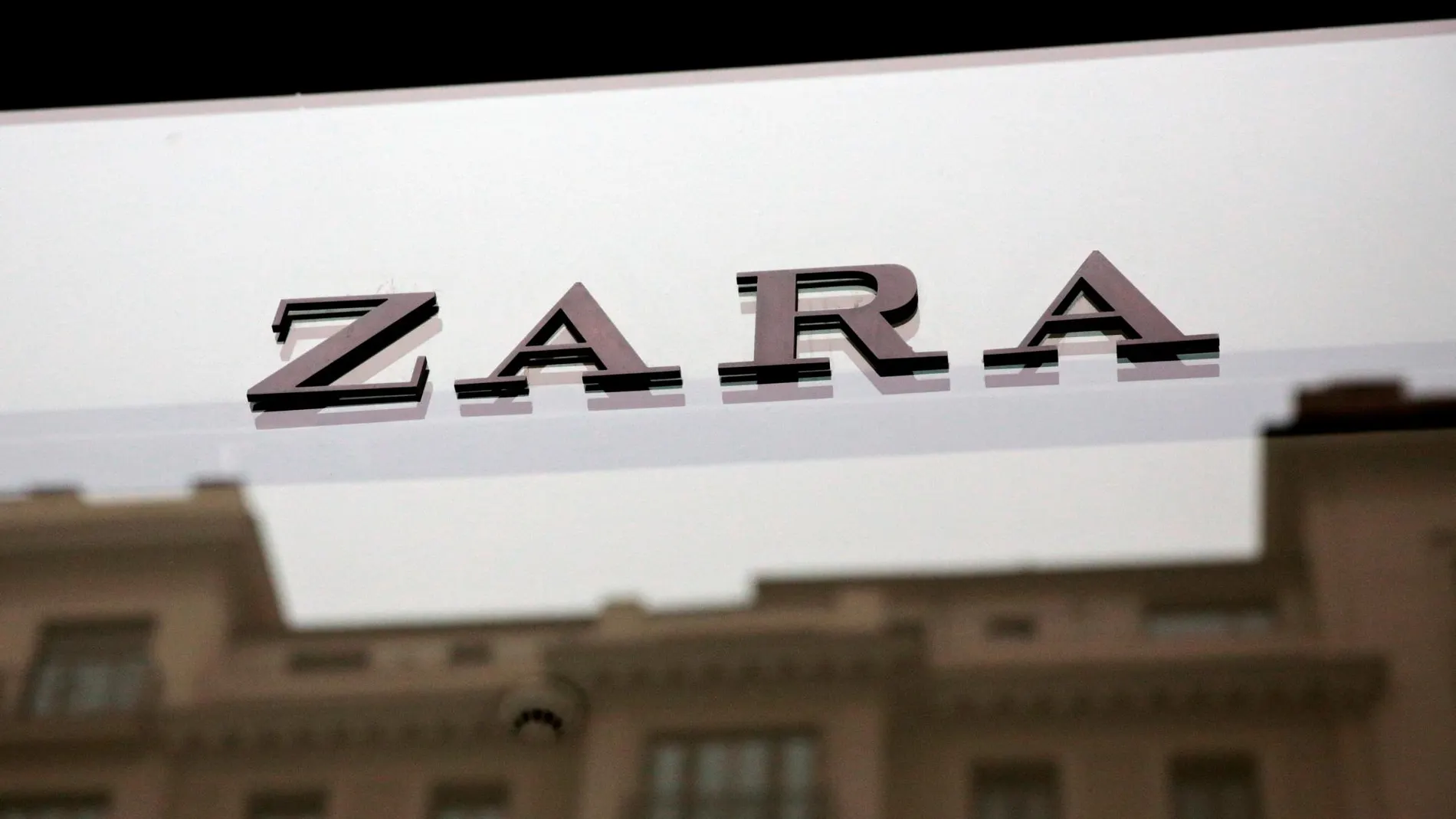 Logo de una tienda de Zara en Madrid. REUTERS/Andrea Comas/File Photo