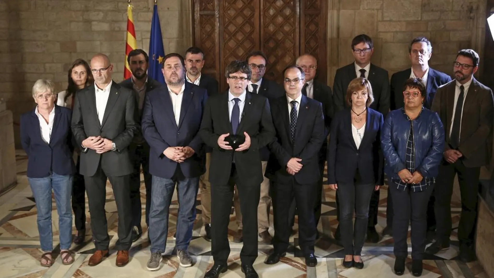 Fotografia facilitada por la Generalitat de la declaración del president catalán Carles Puigdemont y su gobierno tras el referéndum ilegal celebrado hoy en Cataluña.