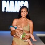 La modelo Mara Martin con su bebé en la pasarela de Sports Illustrated