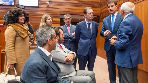 El presidente de las Cortes de Castilla y León, Ángel Ibáñez Hernando, conversa con el de Cermi, Juan Pérez Sánchez, así como con Francisco Sardón, Germán Barrios y Ángel de Propios, entre otros, en la celebración del Día Nacional de la Convención Internacional sobre los Derechos de las Personas con Discapacidad