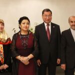 El embajador kazajo Bakhyt Dyussenbayev y su señora, (en el centro), escoltados por el embajador de Irán Mohammad Hassan Fadaifard y su esposa.