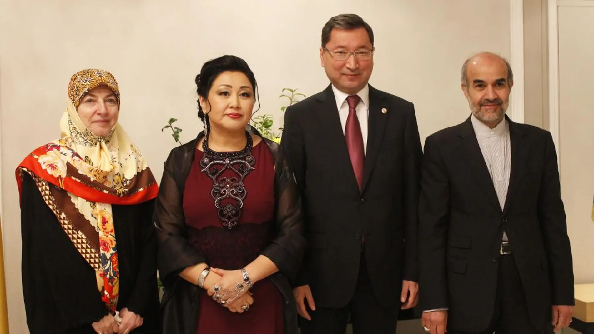 El embajador kazajo Bakhyt Dyussenbayev y su señora, (en el centro), escoltados por el embajador de Irán Mohammad Hassan Fadaifard y su esposa.