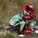El ciclista español del equipo Caja Rural Lluis Mas es atendido tras caerse al término de la cuarta etapa de la Vuelta Ciclista a España.