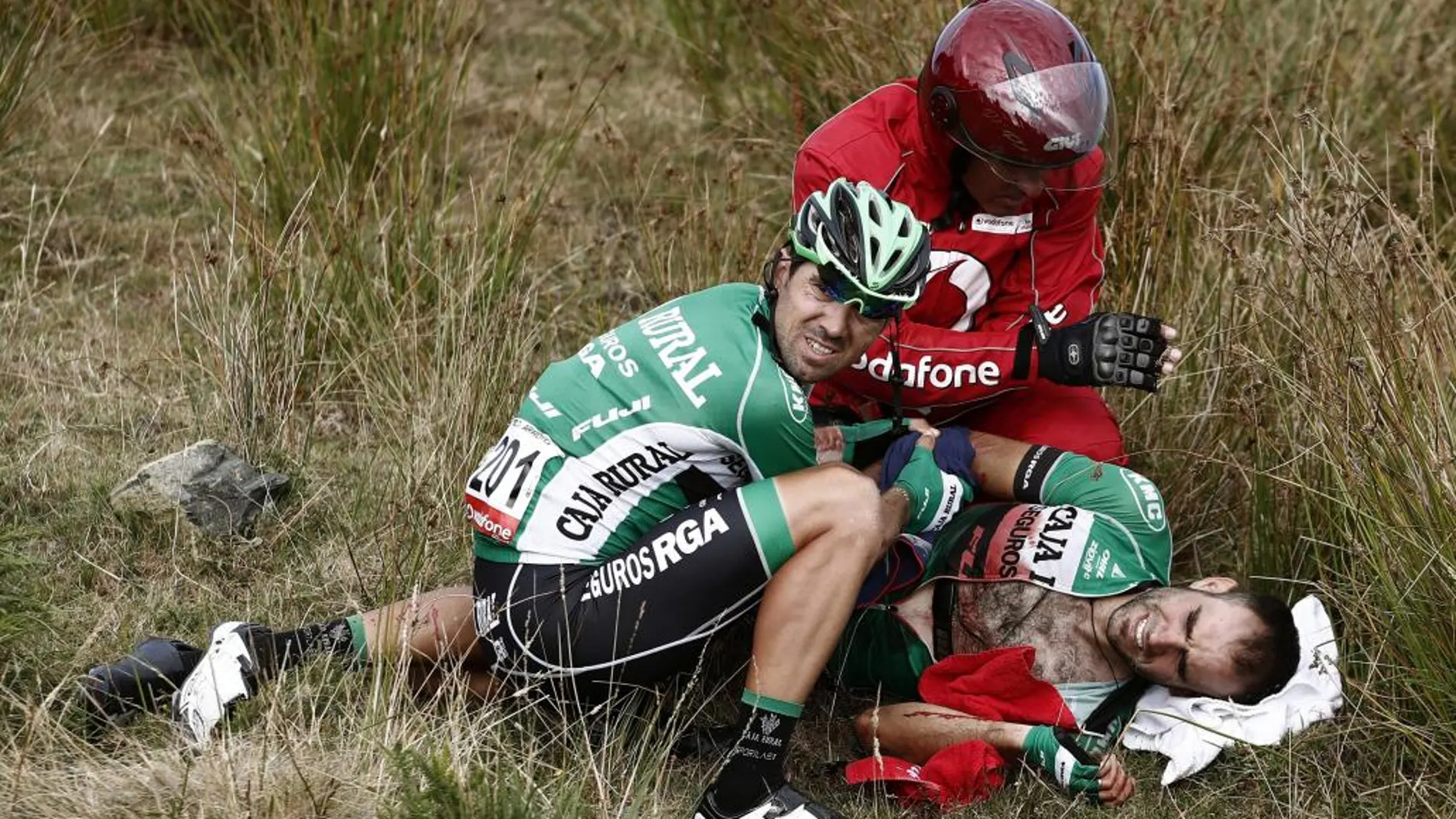 El ciclista español del equipo Caja Rural Lluis Mas es atendido tras caerse al término de la cuarta etapa de la Vuelta Ciclista a España.