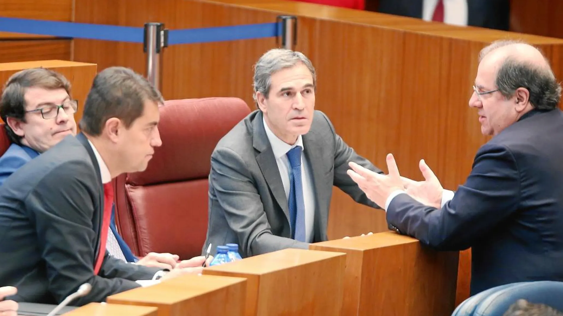 Herrera conversa con los populares Sanz Vitorio, Fernández Mañueco y Ángel Ibáñez, ayer en las Cortes.