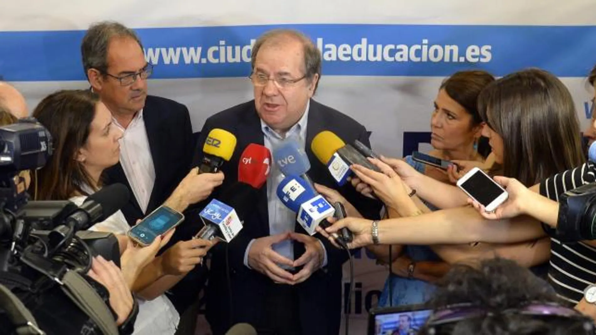 El presidente de la Junta de Castilla y León, Juan Vicente Herrera, da explicaciones ante la prensa sobre la denuncia presentada contra la Fundación