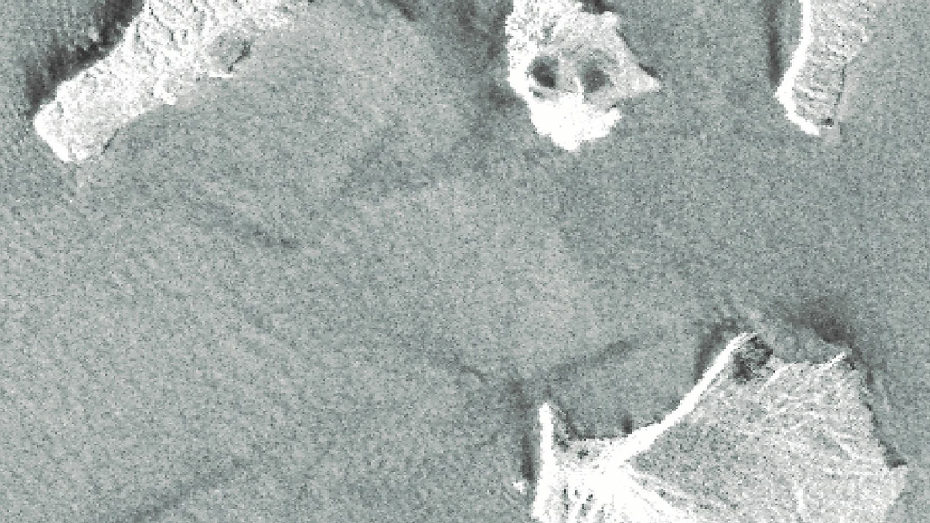 El satélite Alos-2 captó la imagen de la isla, en el centro, antes y después del desprendimiento que provocó el tsunami del pasado día 22 de diciembre