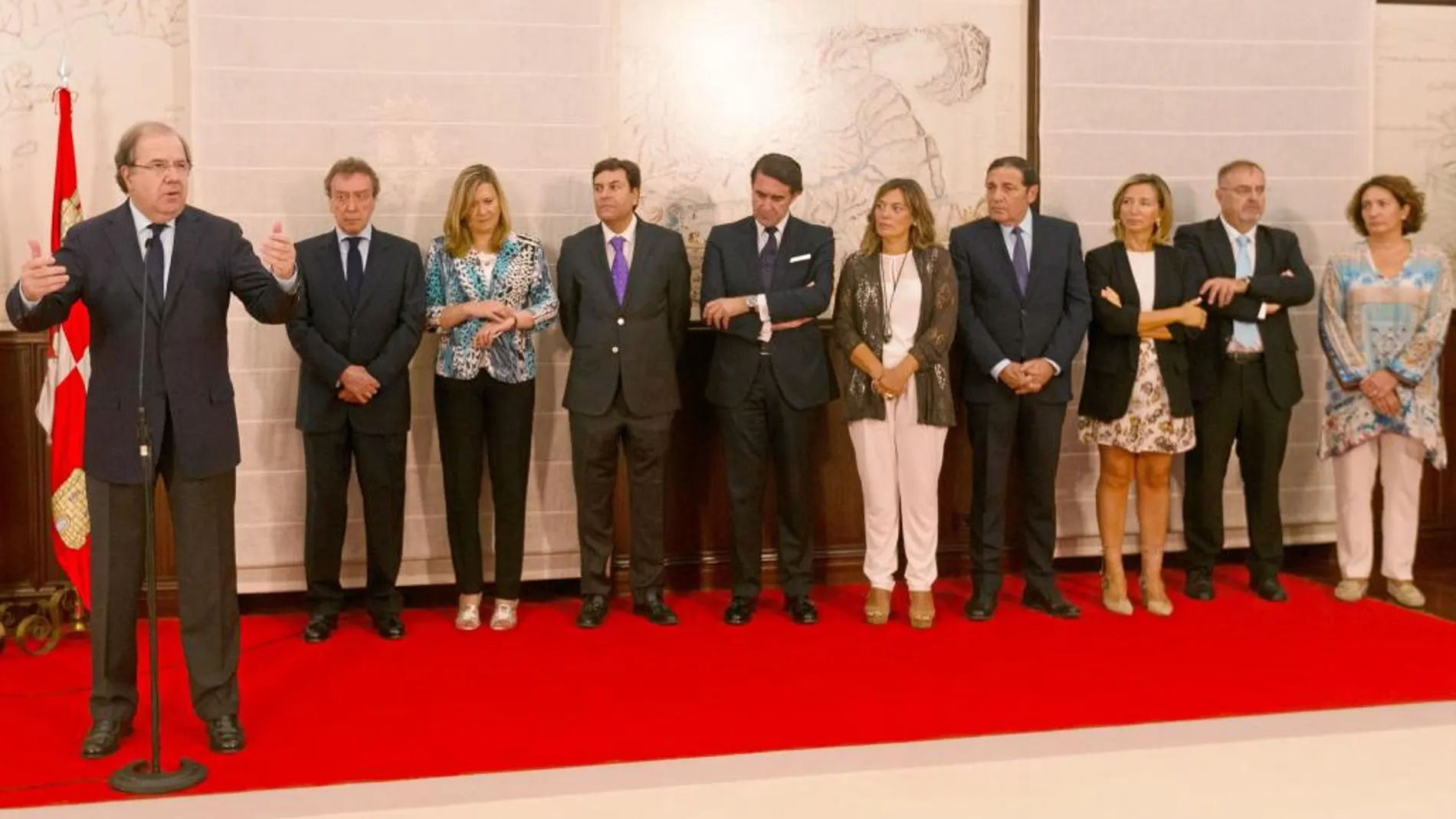El presidente de Castilla y León, Juan Vicente Herrera, junto a su equipo de Gobierno