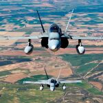 Dos aviones de combate F-18 en vuelo