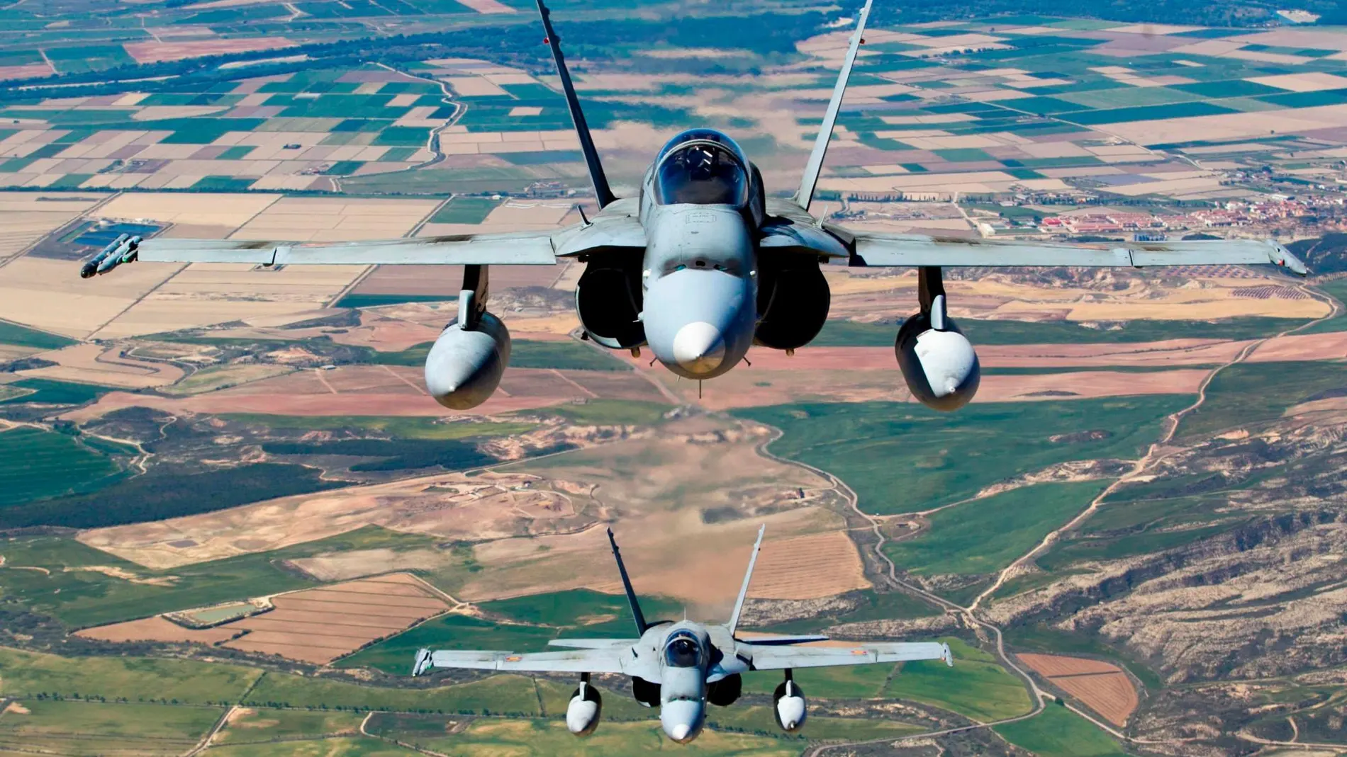 Dos aviones de combate F-18 en vuelo